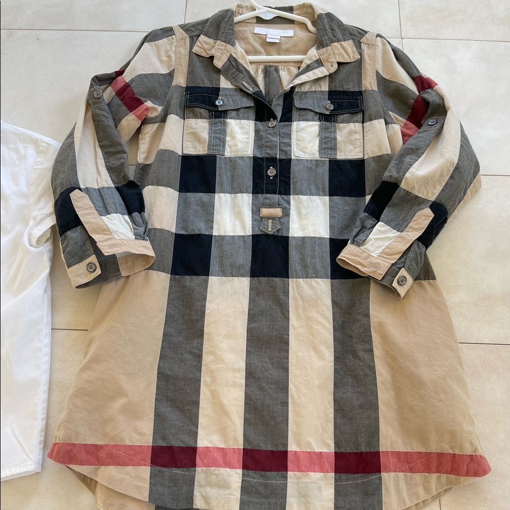 Burberry girl dress with packets .